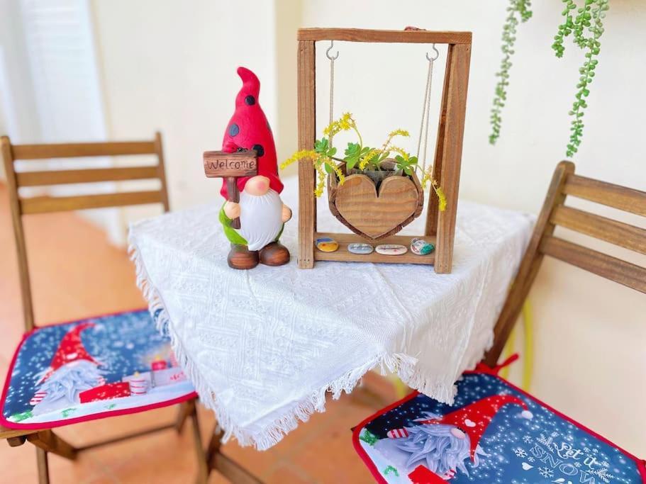 Cozy Fairytal Garden Apartment, Family Friendly, Free Parking, 15 Min To Airport Αθήνα Εξωτερικό φωτογραφία
