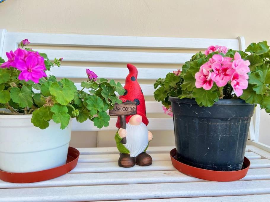 Cozy Fairytal Garden Apartment, Family Friendly, Free Parking, 15 Min To Airport Αθήνα Εξωτερικό φωτογραφία